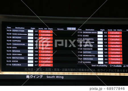飛行機の欠航を知らせる電光掲示板　Notice of Flight Cancellation 68977846