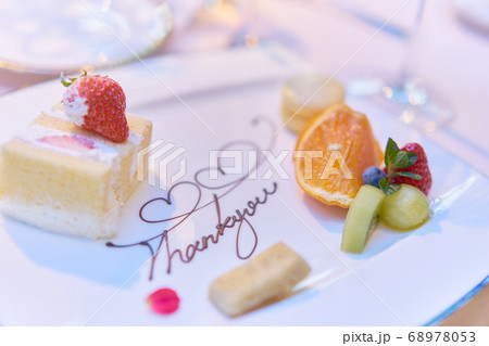 美味しそうなケーキ 結婚式のウェディングケーキ の写真素材