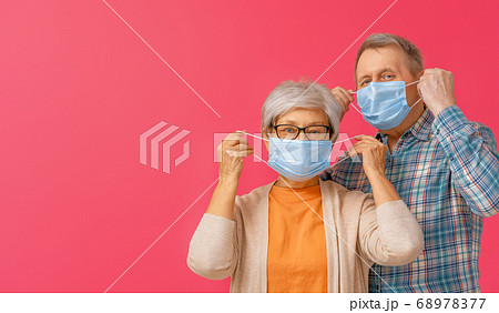 Senior couple wearing facemasks 68978377