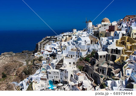サントリーニの白い街並みとカルデラの写真素材