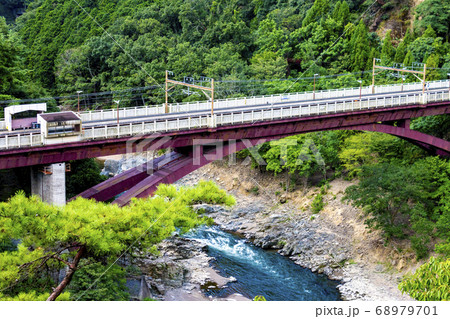 JR嵯峨野線の保津峡駅 68979701