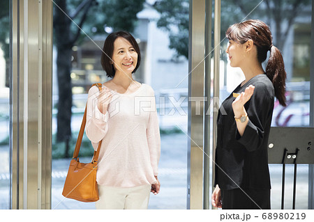 店員　エントランス　案内 68980219