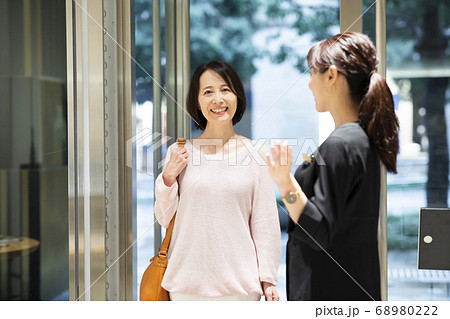 店員　エントランス　案内 68980222