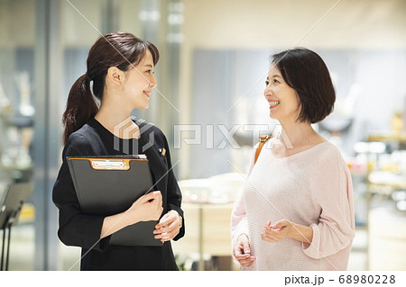 店員 エントランス 案内 店員 エントランス 案内 68980228