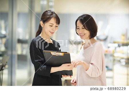 店員 エントランス 案内 店員 エントランス 案内 68980229