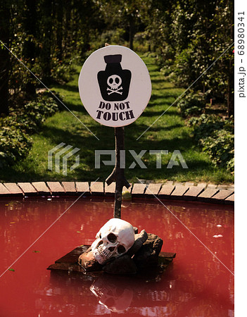 毒の池を警告する頭蓋骨 68980341