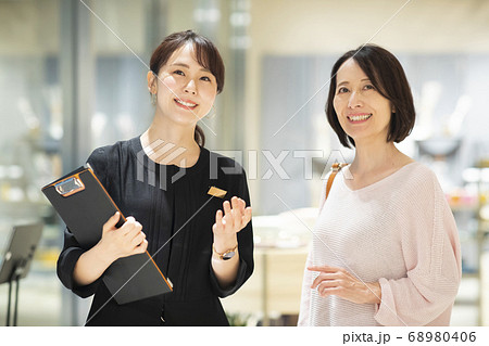 店員　エントランス　案内 68980406