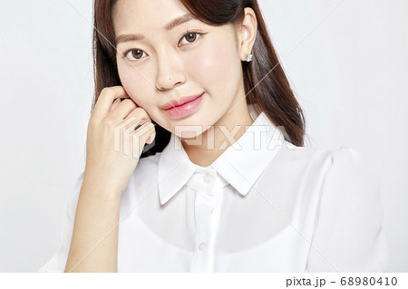 ビジネスウーマン キャリアウーマン 会社員 68980410