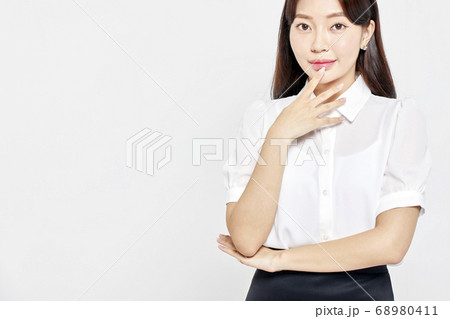 ビジネスウーマン キャリアウーマン 会社員 68980411
