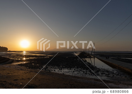 長部田海床路の夕景 68980866