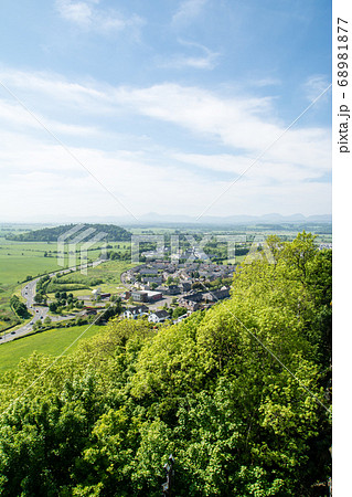 エジンバラの郊外のスターリング城から見下ろす古い家並みのある広々とした平野と遠くに見える山々 エジンバラの郊外のスターリング城から見下ろす古い家並みのある広々とした平野と遠くに見える山々 68981877