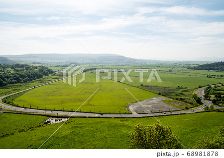 エジンバラの郊外のスターリング城から見下ろす古い家並みのある広々とした平野と遠くに見える山々 68981878