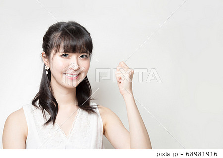 笑顔でガッツポーズする女性 68981916