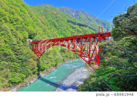 【富山県】 新緑の黒部峡谷(宇奈月トロッコ鉄道・新山彦橋)  68981948