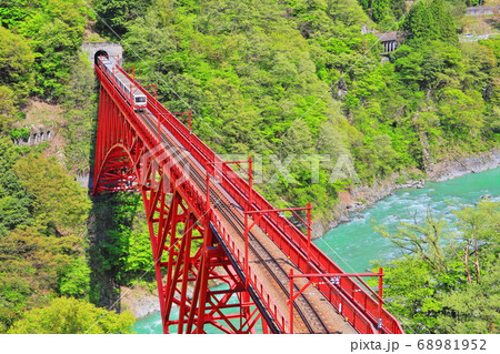 【富山県】 新緑の黒部峡谷(宇奈月トロッコ鉄道・新山彦橋) 【富山県】 新緑の黒部峡谷(宇奈月トロッコ鉄道・新山彦橋) 68981952