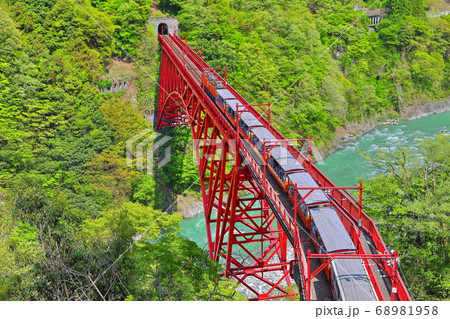 【富山県】 新緑の黒部峡谷(宇奈月トロッコ鉄道・新山彦橋) 【富山県】 新緑の黒部峡谷(宇奈月トロッコ鉄道・新山彦橋) 68981958