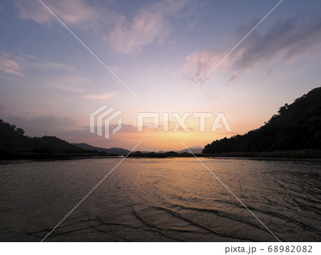 台湾・日月潭の夕暮れと集集大山 Sun Moon Lake at dusk, Taiwan 68982082