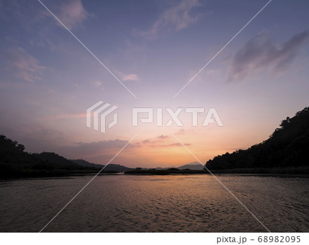 台湾 日月潭の夕暮れと集集大山 Sun Moon Lake At Dusk Taiwanの写真素材 6095