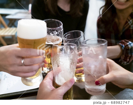 飲み会で女性とお酒で乾杯する 68982747