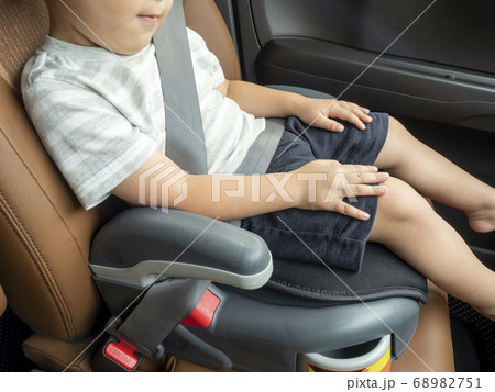 シートベルトをしてチャイルドシートに座る子供 68982751