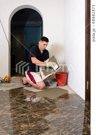 The master tile smears the mucilage solution on The master tile smears the mucilage solution on 68982873