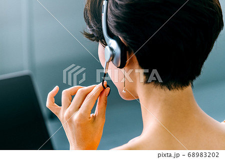オフィスでチャットする女性オペレーターのパーツカット 68983202