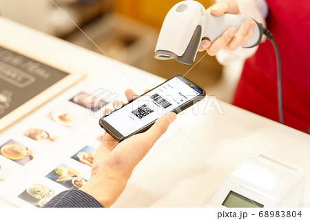 スマホに表示したバーコードを読み取る店員の手元 68983804