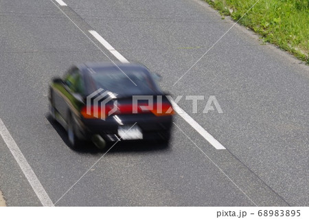 走り抜ける車　交通イメージ 68983895