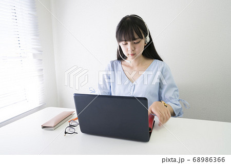 テレワーク　女性　ヘッドセット有 68986366