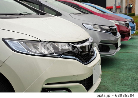 販売店に並ぶ車　ホンダ車 68986584