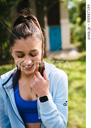 Fitness young woman posing on camera in the park 68987194