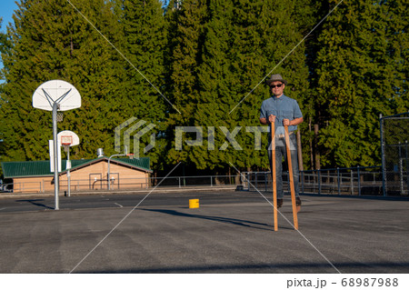 サングラスをかけた中年男性が竹馬に乗る様子　　バンクーバー　ブリティッシュコロンビア　カナダ 68987988
