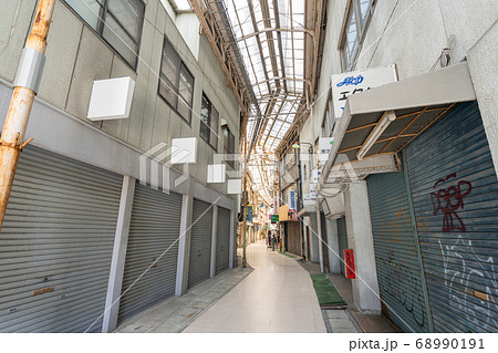 寂れたシャッター街  （岐阜駅前　中問屋町 商店街 ） 68990191