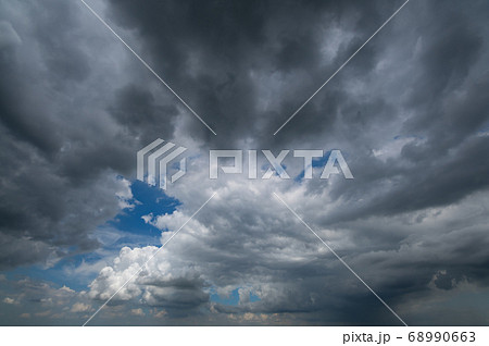 広角の夏空 晩夏の空を覆う黒雲と積乱雲 A 1の写真素材