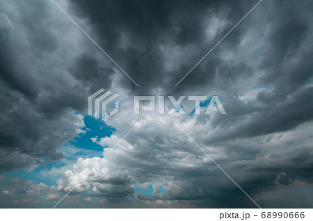 広角の夏空 晩夏の空を覆う黒雲と積乱雲 a-4 ライトトーン 広角の夏空 晩夏の空を覆う黒雲と積乱雲 a-4 ライトトーン 68990666