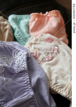 女性用下着 いろんな色の新品ショーツ 女性用下着 いろんな色の新品ショーツ 68990768