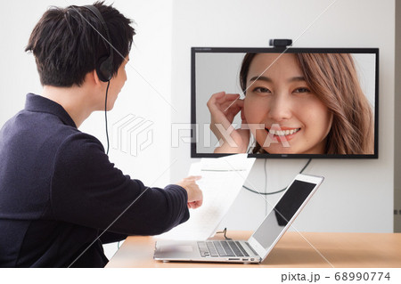 ビジネスシーンテレワーク会議の男性 ビジネスシーンテレワーク会議の男性 68990774