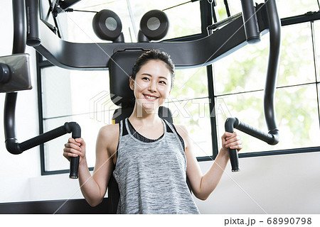 スポーツジム　女性　トレーニング　チェストプレス 68990798