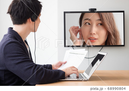 ビジネスシーン テレワーク会議の男性 ビジネスシーン テレワーク会議の男性 68990804