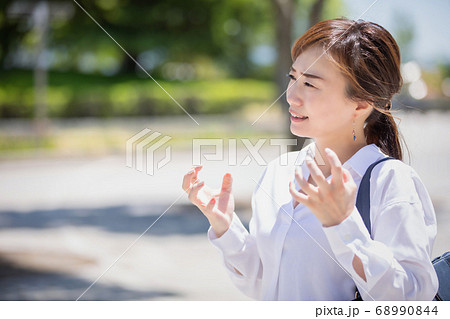 怒るビジネスウーマン 68990844