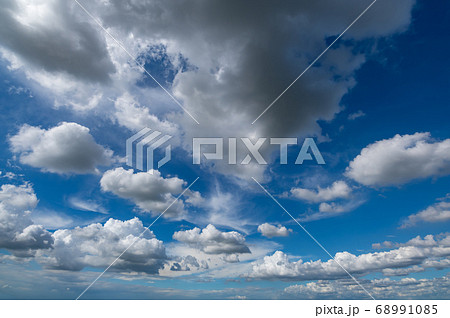 広角の夏空 晩夏の空に湧き立つ黒雲と積乱雲 a-1 広角の夏空 晩夏の空に湧き立つ黒雲と積乱雲 a-1 68991085