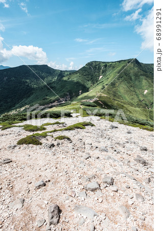 毛無山から毛無峠・破風岳・土鍋山を望む 68991291
