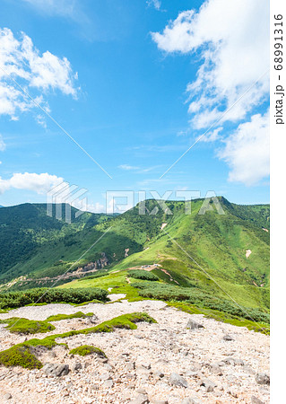 毛無山から毛無峠・破風岳・土鍋山を望む 毛無山から毛無峠・破風岳・土鍋山を望む 68991316