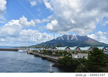 桜島フェリーから見た活火山桜島 桜島フェリーから見た活火山桜島 68991397