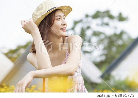 Women travel 68991775