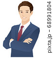 若い男性　腕組みするビジネスマン 68991804