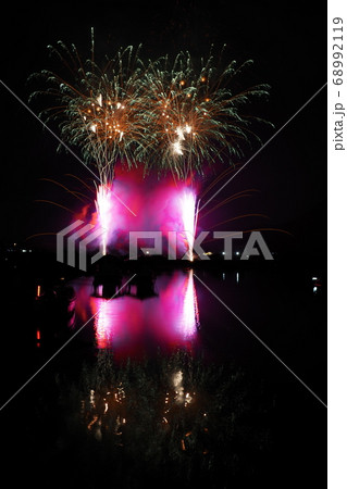 長良川に映り込む花火 68992119
