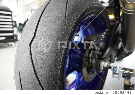 消耗して溶けたレーシングタイヤのゴム/Tires is worn out after race 68992443