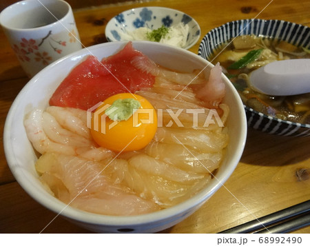 ヒラメの漬け丼、青森県八戸市にて/Japanese flat fish donburi 68992490