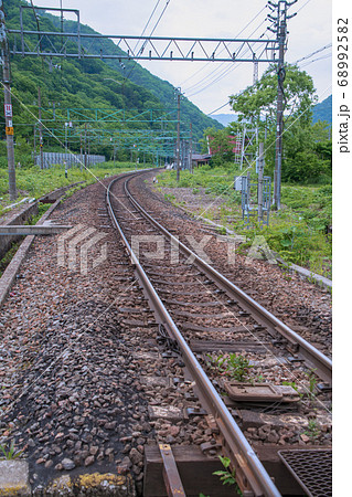土合踏切から土合駅方面　上越線　群馬県みなかみ町　　 68992582